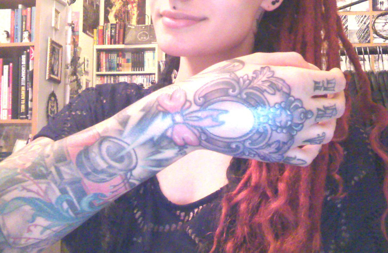 venerared:  first pics of my new hand tattoo oh i love it sooo much :D and you can’t