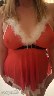 Pinayprincessbeauty:  Mrsgoodlife:  All I Want For Christmas Is You.  The Goodies