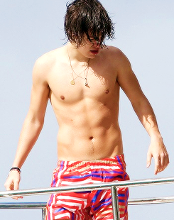 omgzarry:  Shirtless Harry Styles 2012-2014 