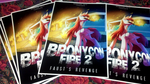 braeburned:  COMIN TO theatres   BRONYCON 2013, ONLY AT ME AND DOVNE’S TABLE, 424.  GET HYPED  Late night reblog WHO’S GOIN TO BRONYCON