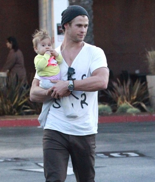 &lsquo;Thor&rsquo; actor Chris Hemsworth and his wife Elsa Pataky take their daughter India 