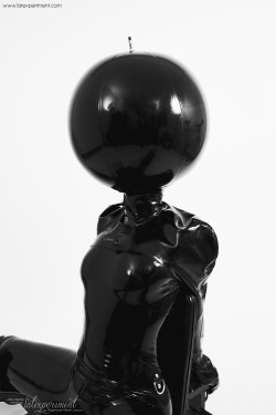 kinkygoethe:  It’s not easy to become a perfect rubber doll!by latexperiment.com