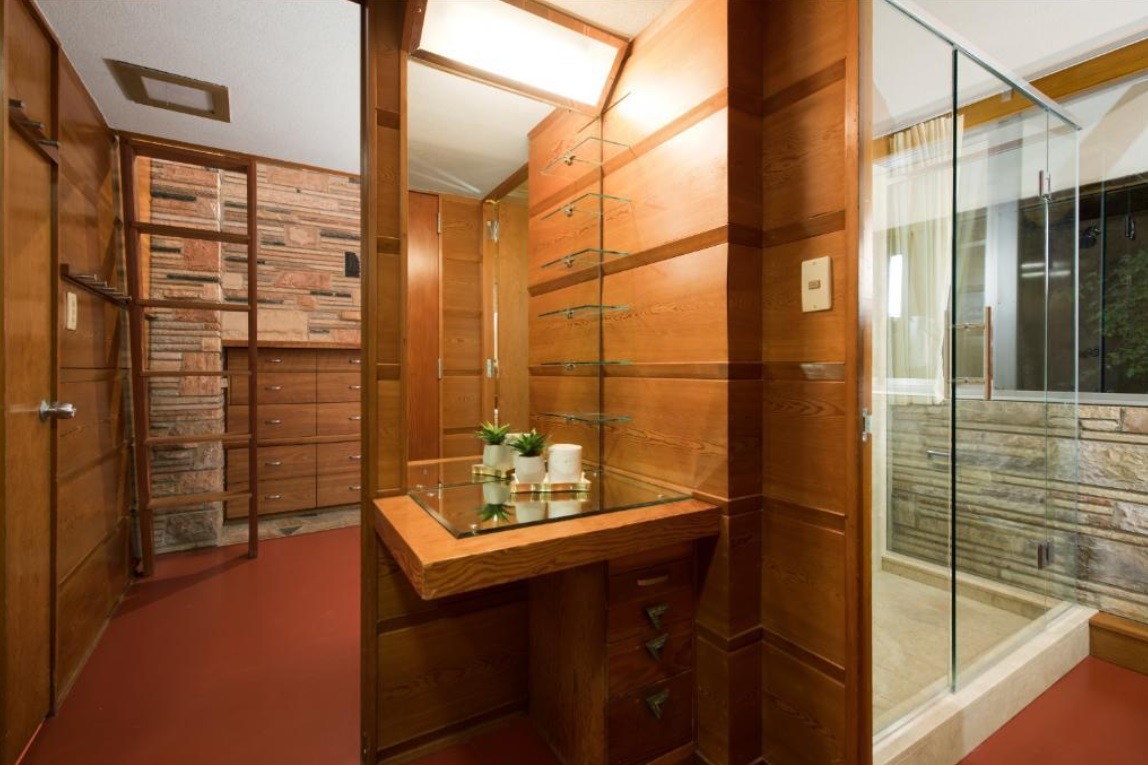 stuffaboutminneapolis:  Wanna buy this historic Frank Lloyd Wright house overlooking