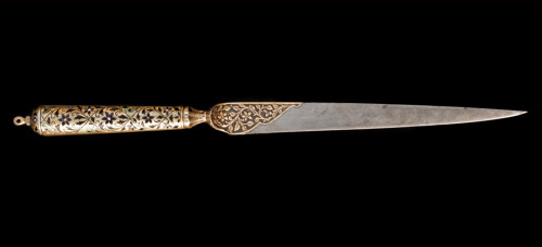 art-of-swords:  Kard DaggerDated: 19th centuryCulture: IndianMedium: steel, gold, enamelMeasurements: ovarall length 32.6cmThe enamelled gilt-hilted steel dagger features a tapering watered steel blade, the forte overlaid with gold decoration consisting