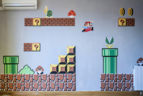 logoside:  El duro trabajo (yo, por lo menos, lo veía más sencillo) de decorar una pared a lo Super Mario. El autor es Rubém Vaquero y aquí tenéis más imágenes del proceso de creación. 