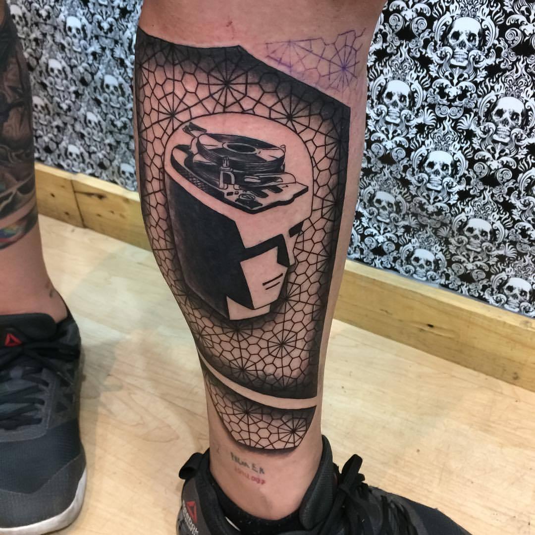 💀✖️tatuaje en negro con fondo de patrón de líneas realizado al pana @oswaldoagelvis