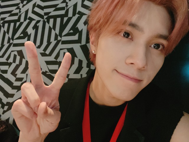 威神V_黄冠亨_HENDERY: Did you finish watching WayV’s stage properly 👀 hee hee hee (1, 2, 3, 4) Translation: Jess @ FY! NCT (NCTINFO)...