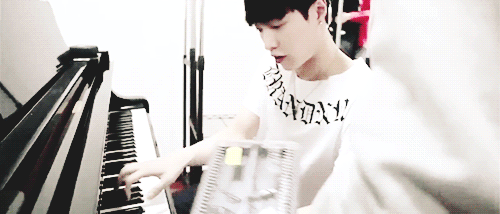 perfect-affection:  Lovely Yixing playing the piano. 
