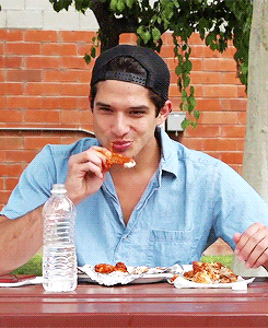 james-romanoff: tposey eats buffalo wings alone (x)