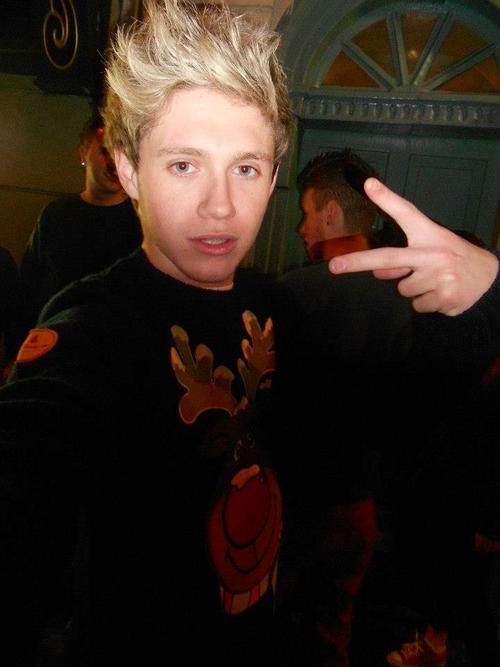 londuhn:  niall taking a selfie (x) 