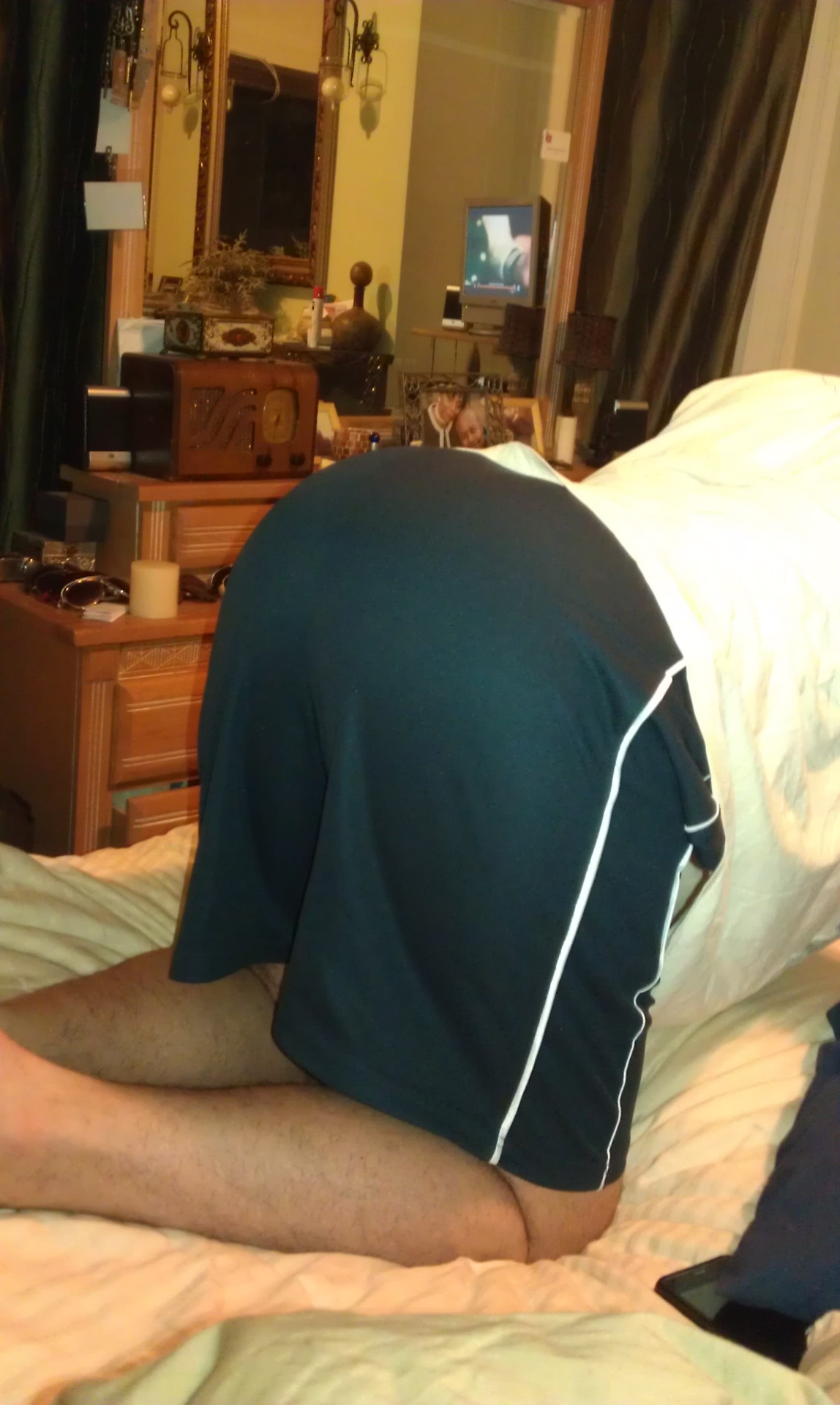 stalkerazzi365:  My hubby bent over to stretch out his back…then this happened !!
