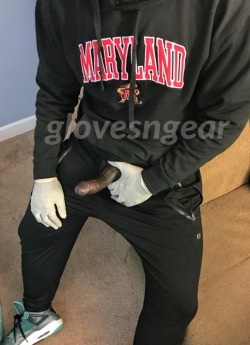 paolo95100:  glovesngear:  Something about the material of his jogging pants and the gloves on his hands made me want to drop to my knees… So I did 😛  Hummm le kiff set bg en gloves 