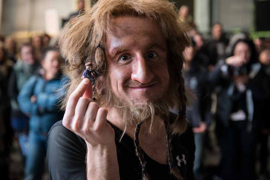   The Cast of The Hobbit Pose with their Legos!  