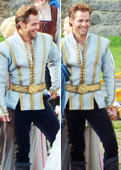 Porn photo :  Chris Pine on the set of Into the Woods.