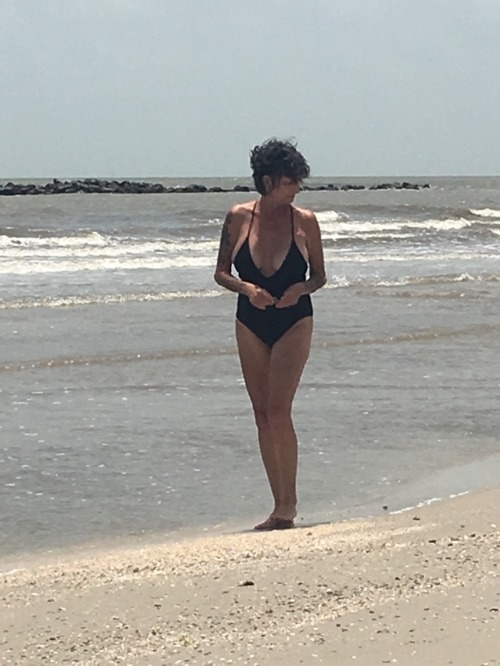 justhavetosaythis:No wonder she can’t get as tan as me, she’s on a shell hunt every time