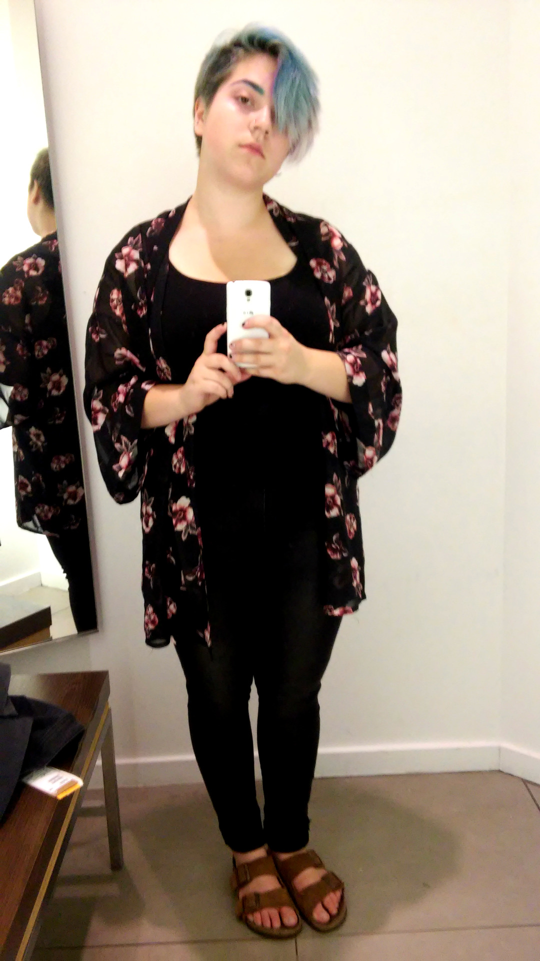 vampiremondays:  the h&amp;m dressing room lighting is always amazing  Send your