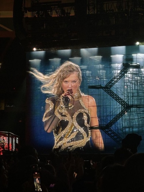 OK SO NOT MGG RELATED BUT IM FREAKING OUT WITH ONLY 18 SHOWS LEFT TAYLOR CHANGED THE REP BODYSUIT ?????