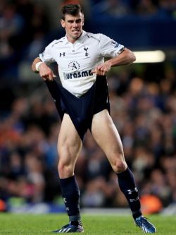 hotdudesinoddpositions:  Gareth Bale  damn!!!!!!!
