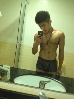 afafat:  hbst:  Sporty kid showing off his body (Part 2)  有微信吗？ 