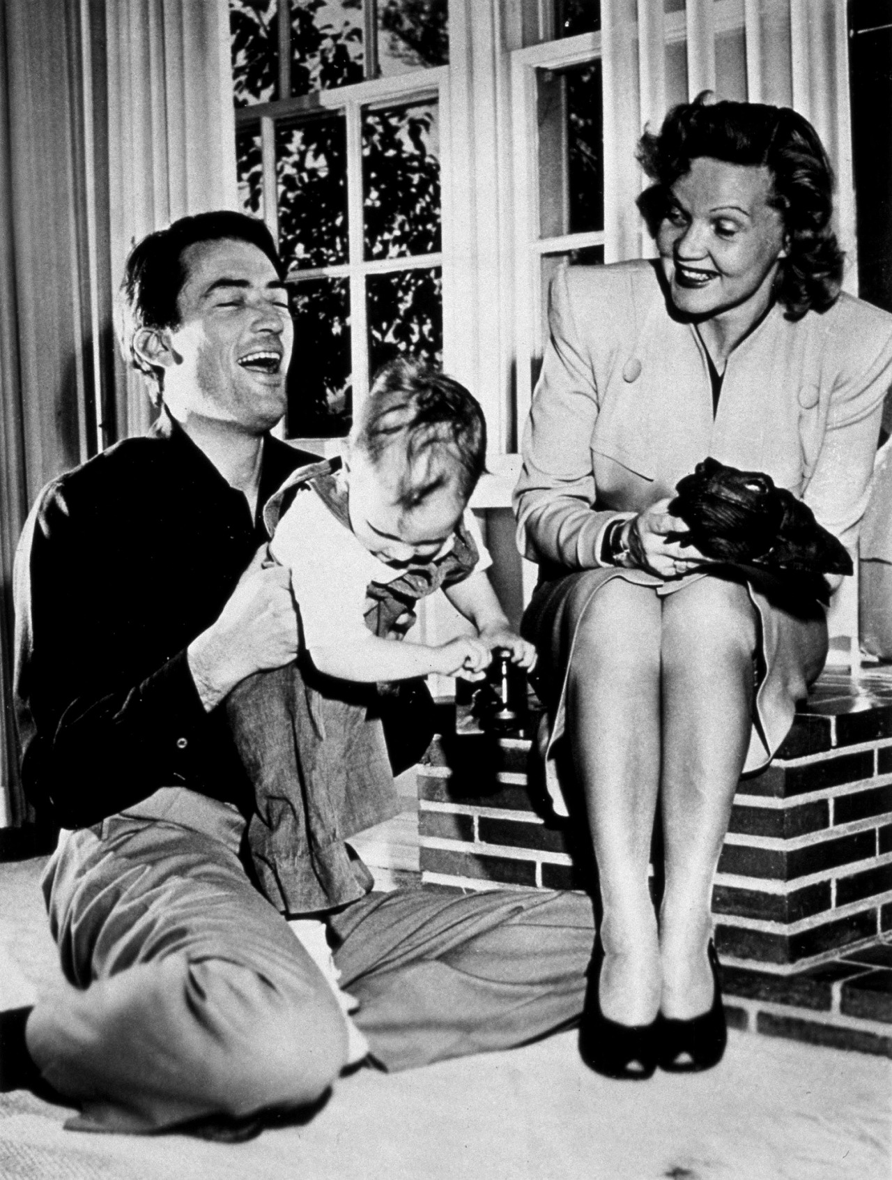 lars134:  Gregory Peck with wife Greta and son Jonathan, 1945 