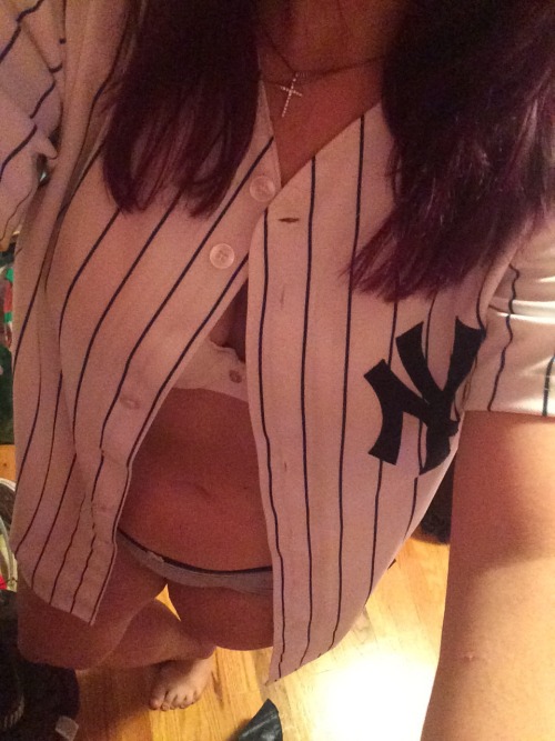 hellosweetheartx3:  whatg0es0n:  I can turn a even the biggest Red Sox fan into a Yankee fan  Get it girl 😏