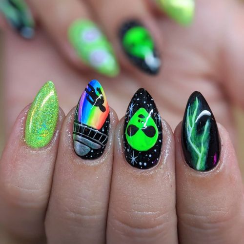 Honestly it wouldn’t be bad getting abducted by aliens right now…..#clarahnails #geln