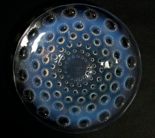 ein-bleistift-und-radiergummi: R. Lalique Opalescent Glass ‘Asters’ Pattern Shallow Circular Bowl. (