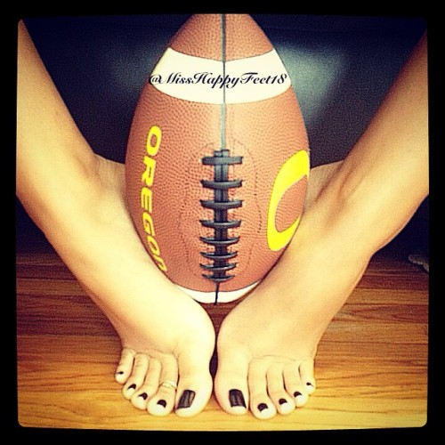 femaletoeking: girlsfeetloverr:  luvsgrlstoes: Pretty long toes!!  These are Christmas   Follow me f