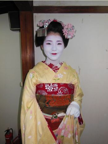 geisha-licious:  maiko Fukunae, Fukucho and Koyoshi before the Kyo Odori’s performance (SOURCE) Notice that Fukucho painted her both lips even though she’s still first-year maiko - it’s for the performance purpose. Both Fukucho and Koyoshi aren’t