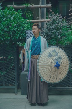 fuckyeahchinesefashion:  hierophage:  ziseviolet:  Hanfu (han chinese clothing) photoset via 杀漠. He is wearing yishang/衣裳paired with beizi/褙子 (jacket), all made by 鹿苑听松. Yishang, consisting of a cross-collar shirt and wrap-around