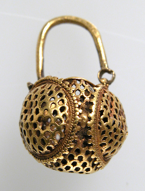ancientpeoples:Gold “Basket” EarringByzantine, 6th century, made in Northern France (2.5 x 1.5 cm)Op