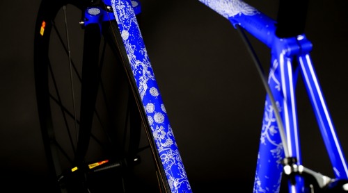at-speed:  duvelo:  Vélo de route Heritage-Paris H-014 Modèle unique. Sur mesure, réalisé à la main en France. Le vélo Heritage-Paris H-014 est une véritable œuvre d’art réalisée pour le Cabinet de Curiosités de Thomas Erber. (Siwilai - Bangkok)