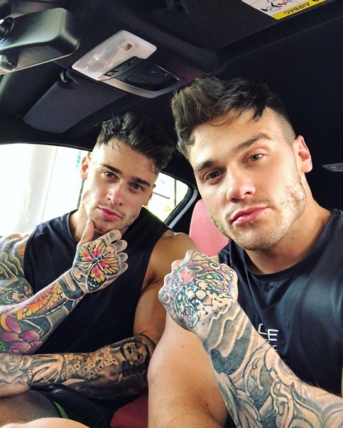 eklekticon:  black-plug:  Harrison Twins Which one?  Lewis and Owen Harrison