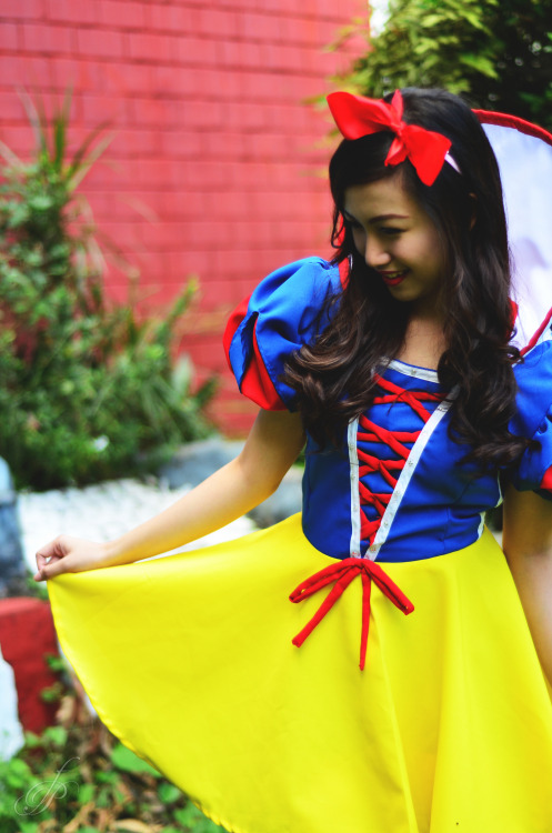 fayepalad:  Snow White Cosplay (by Miles Moreno) Photo by x