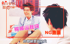 xsweetwhispers:  Aaron’s 2013 drama | 就是要你愛上我 ♥ Just You ⇢ bts » aaron feels ‘naked’ (//･_･//)  Aaron: “Return me my blanket! *hits bed* You’re meant to leave it behind! *hits bed again & dies from loling*”