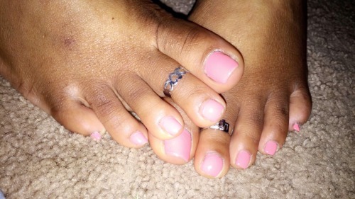queenlizfeet: Pretty pink toes ready for babes dick