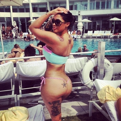 allthickwomen:  @tatteduphollyyy_ 