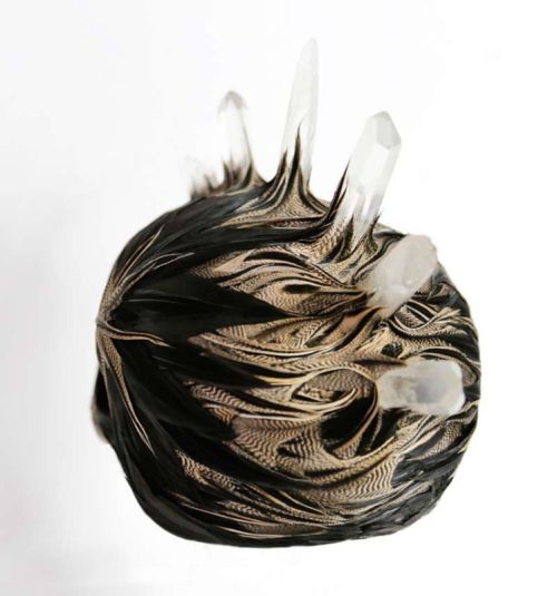 myampgoesto11:  Feather skulls by Laurence Le Constant part of the ‘My Lovely Bones’ series. Images courtesy of Galerie Géraldine Banier My Amp Goes To 11: Twitter | Instagram 