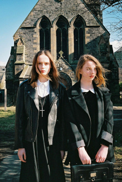vulgarvirgin:  w-a-t-e-r-f-l-o-w-e-r:  disvppear:  c-linic:   Soft grunge blog  ☯  