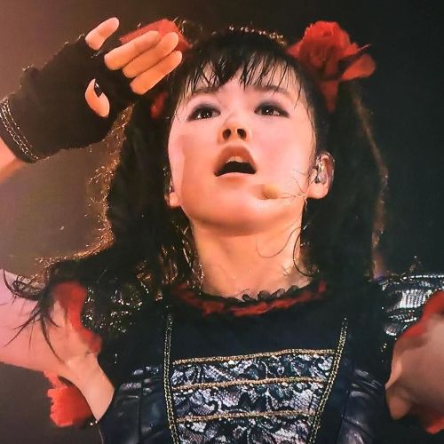 rosamour: “2016年最初のライブですね！ Road to TOKYO DOME ハードな1年でしょうが、きっと乗り越えられる‼️ Have fun❣️ #BABYMETAL#S