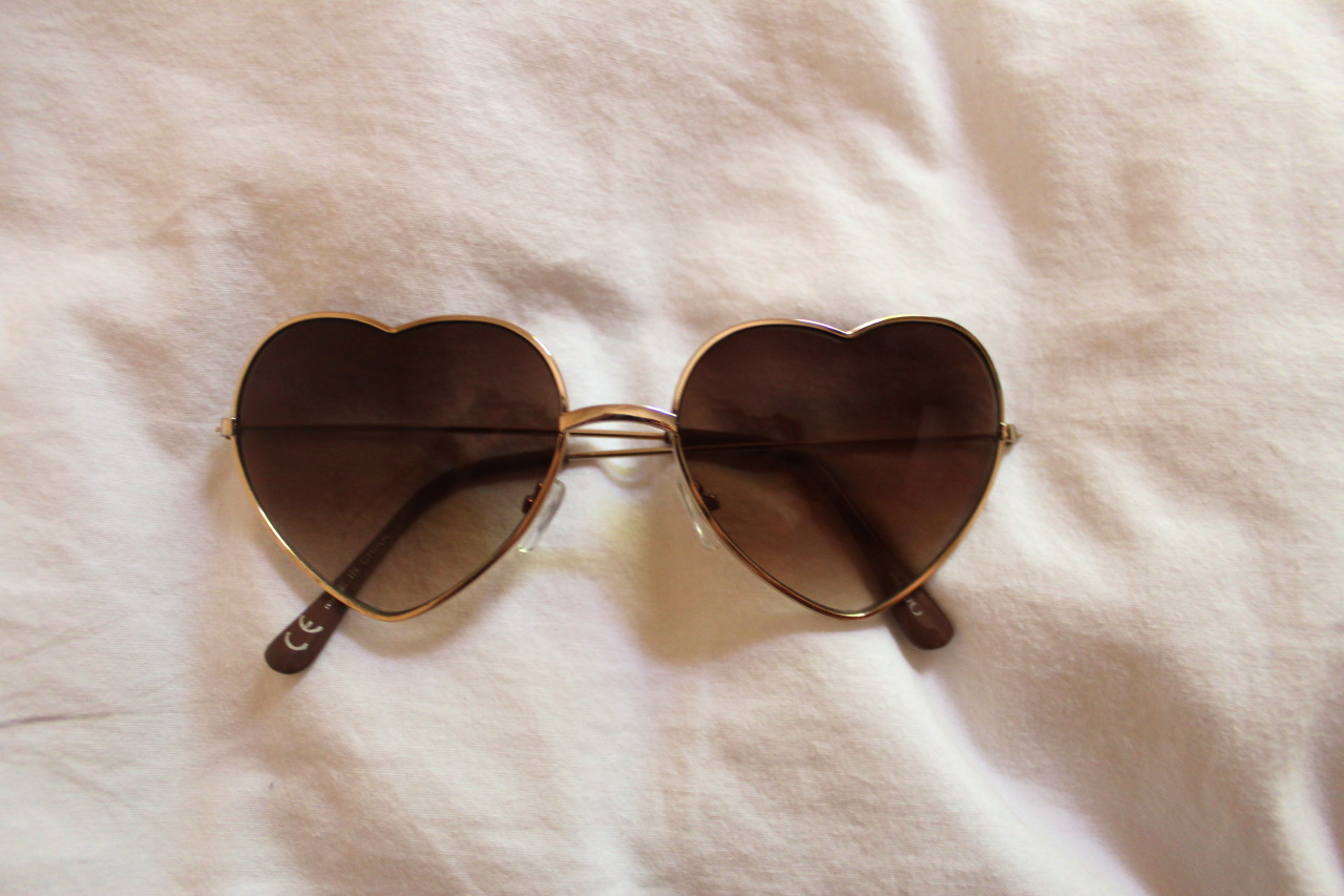 Очко сердечко. Очки сердечки ray-ban. Saint Laurent очки сердца. Очки в виде сердечек. Солнцезащитные очки в виде сердца.