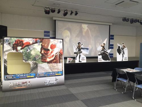 Today’s Weiβ Schwarz x Shingeki no Kyojin beginners’ workshop in the cardgame series’ main store in Ikebukuro features cardboard displays of Eren, Mikasa, and Levi! There is also a life-size version of the deck box for attendees to pose with.