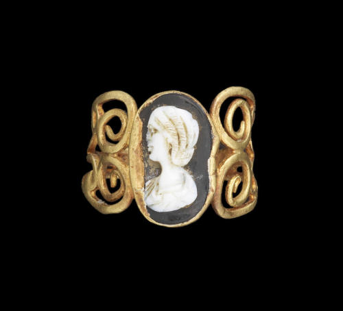 Antonine Roman gold and onyx cameo ring, c. 2nd century CE. From Bonhams auction house.
