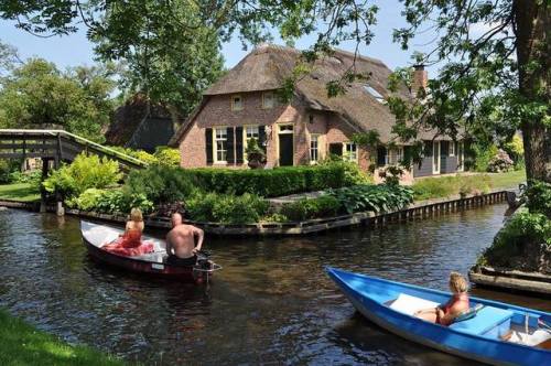 thecarboncoast: trasemc: Giethoorn in Netherlands has no roads or any modern transportation at all, 