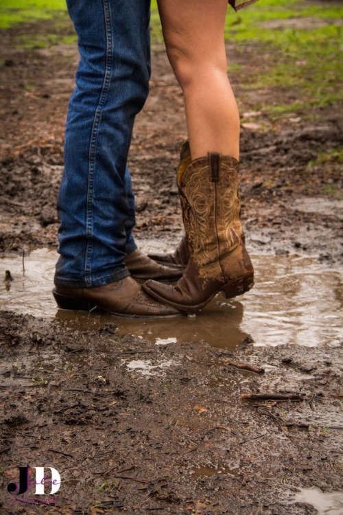 countrymatch:  tennesseebelle:  Relationship goals  Right To Bear Arms  Ugh I want this so bad 😩