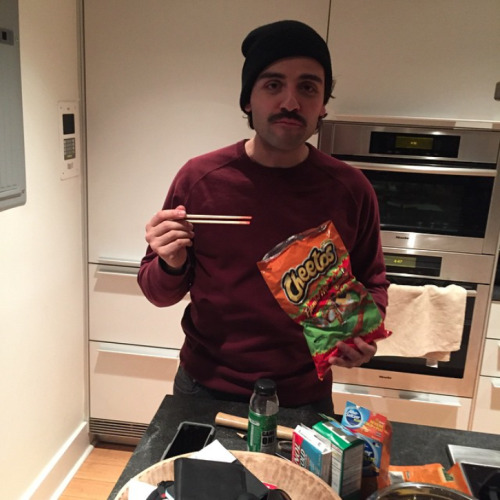 mimoitei:awellthoughtofusername:thegestianpoet:queerunderwood:(x)i hate this why is he eating cheeto