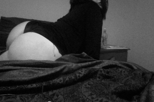 pussy-meringue:  table. as in my booty is a table.