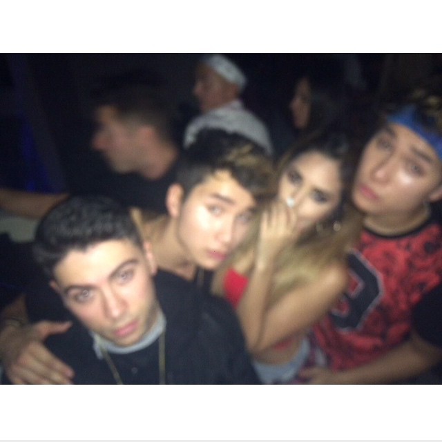 mizzjasminevillegasnewz:  A bulrry picture of jasmine nd her friends 