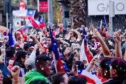 albo-adicto:  HISTORICOOOOOOOOOOOOOOOOO!!!!!! CHILE VENCE 2-0 A ESPAÑA EN BRASIL 2014 Y DEJA ELIMINADO A LOS ACTUALES CAMPEONES DEL MUNDO 