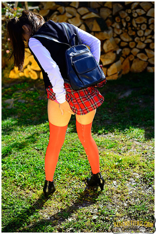 realwetting: Dee’s taking some school lessons and she wants to look sharp and blend in with the othe